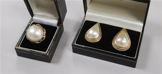 An 14ct gold and mabe pearl ring and a pair of 9ct gold and mabe pearl pear shaped earclips.